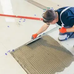 Ile kleju pod gres - jak uniknąć błędów przy układaniu płytek