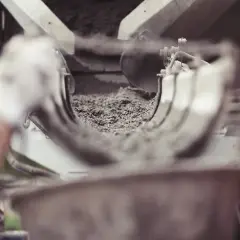Ile piasku na kubik betonu? Odkryj, jak uniknąć błędów w miksie