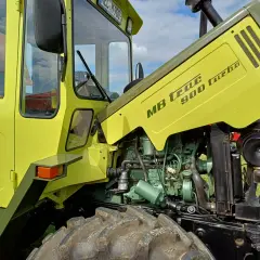 Silnik traktorka MB trac 900 turbo, z otwartą maską, prezentuje się jak nowe części do kosiarek traktorków.