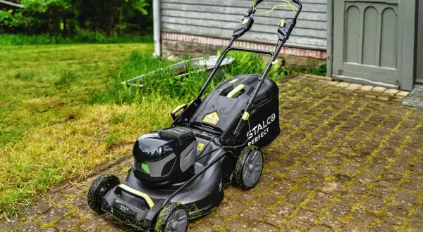 Nowa kosiarka elektryczna STALCO PERFECT gotowa do pracy. Wyłącznik bezpieczeństwa jest łatwo dostępny.