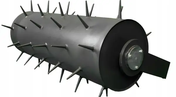 Metalowy walec z kolcami do traktorka, idealny do aeracji trawnika.