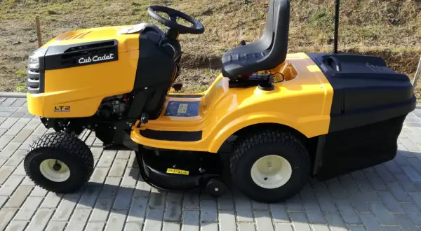 Żółty traktorek kosiarka Cub Cadet LT2 z koszem na trawę, gotowy do pracy w ogrodzie w województwie lubelskim.