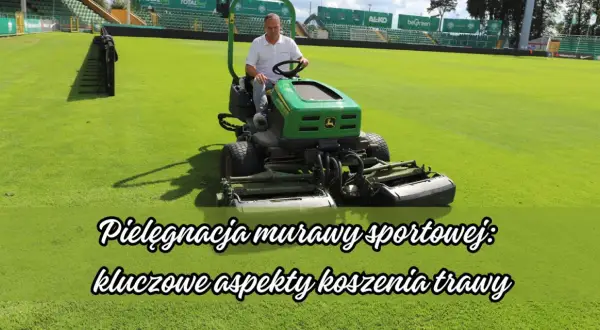 Mężczyzna na zielonej kosiarki jeździ po boisku sportowym.