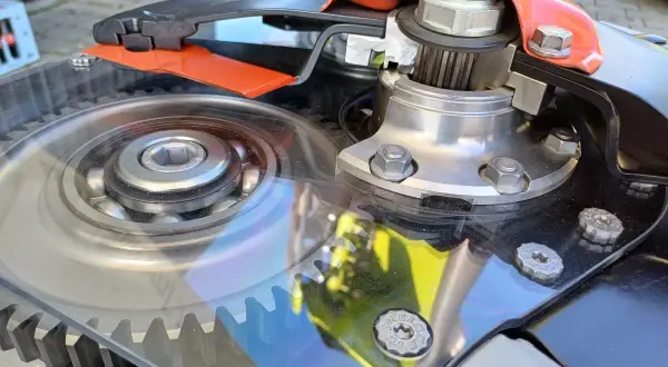 Widok mechanizmu napędowego listwy tnącej do kosiarki listwowej z widocznym łożyskiem i zębatką.