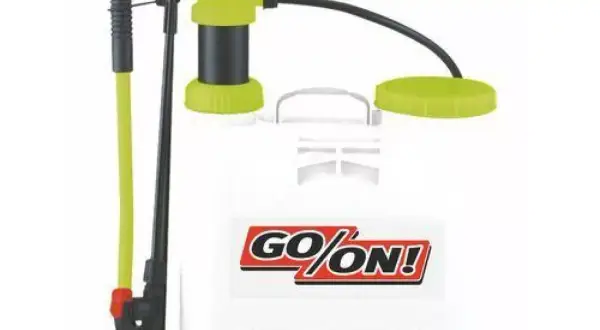 Opryskiwacz do ogrodu z żółtą lancą i zielonymi elementami. Logo GO/ON! na białym tle.