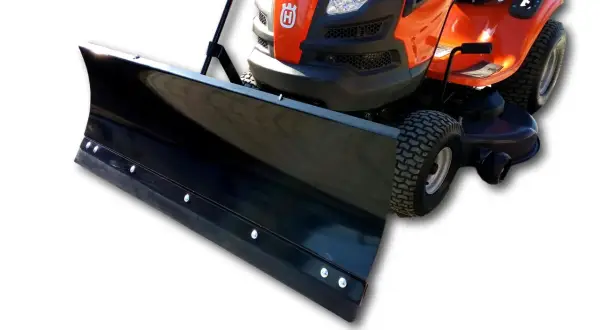 Pomarańczowy traktorek Husqvarna z zamontowanym czarnym pługiem do odśnieżania. Gotowy do zimowych prac.