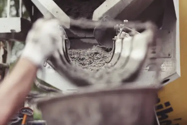 Ile piasku na kubik betonu? Odkryj, jak uniknąć błędów w miksie